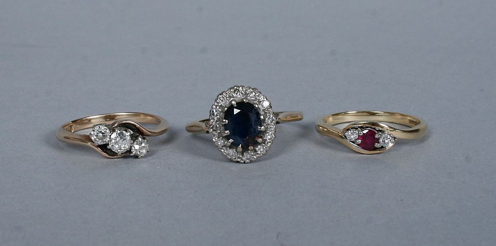 A three stone diamond ring (3)
