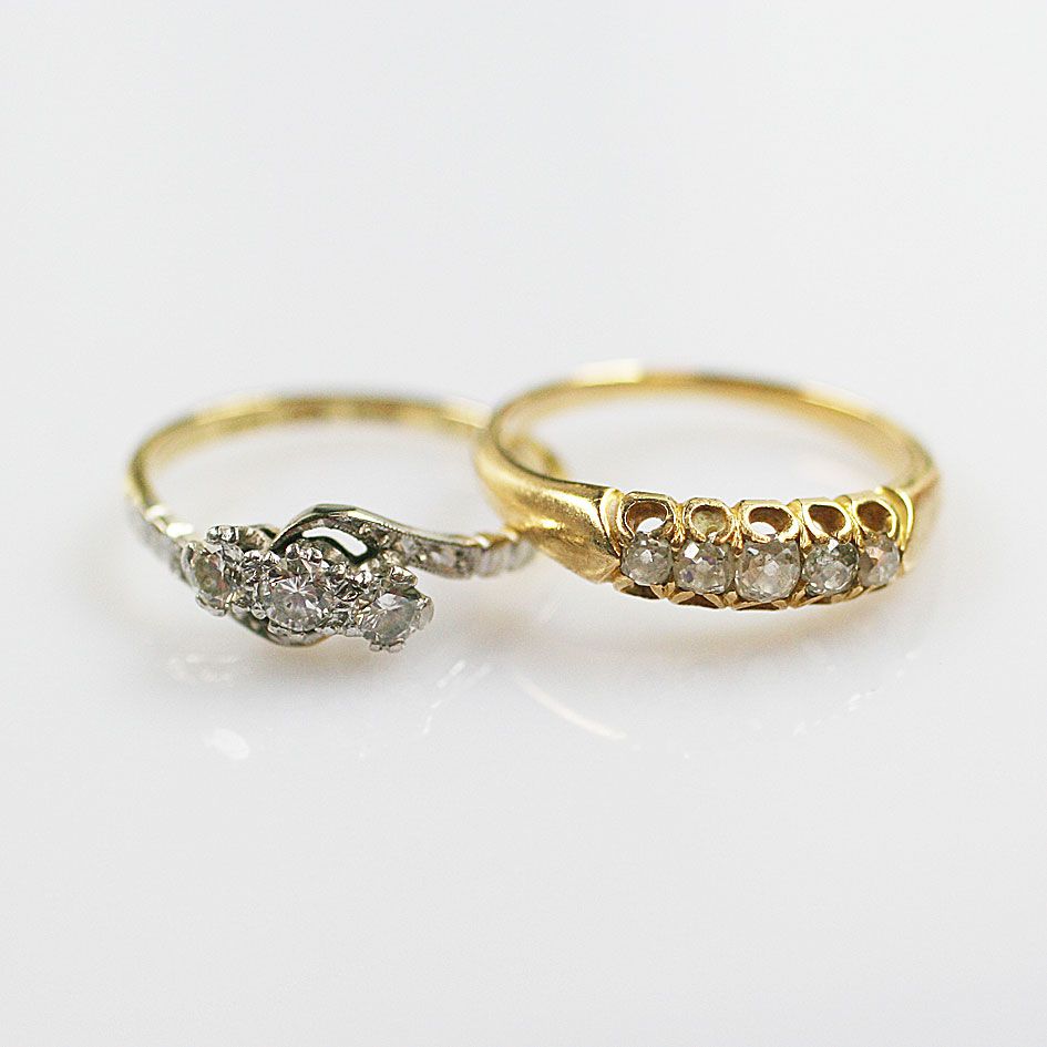 A three stone diamond ring (2)