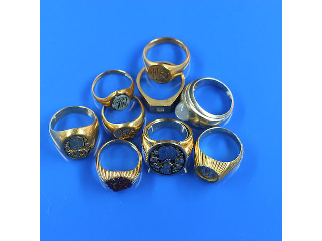 A collection of seven gentlemen's signet rings (9)