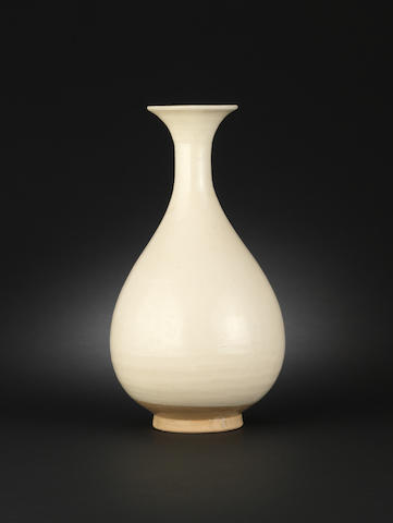 An ivory-white pear-shaped vase 12th/13th century