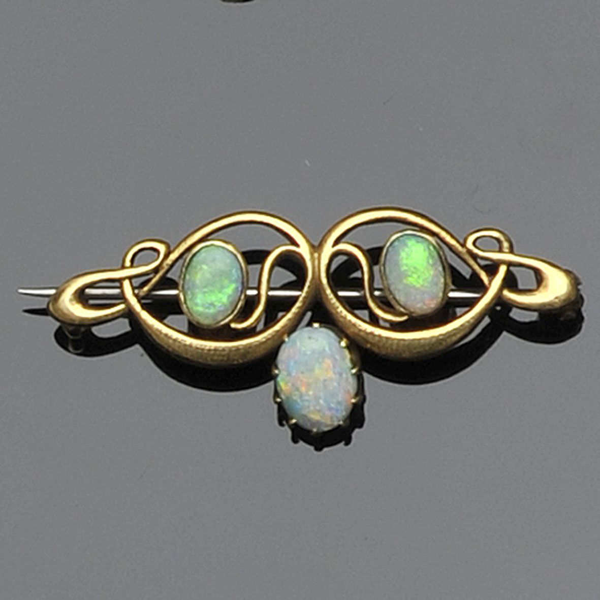 An opal brooch (2)