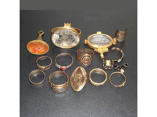 A collection of antique jewellery