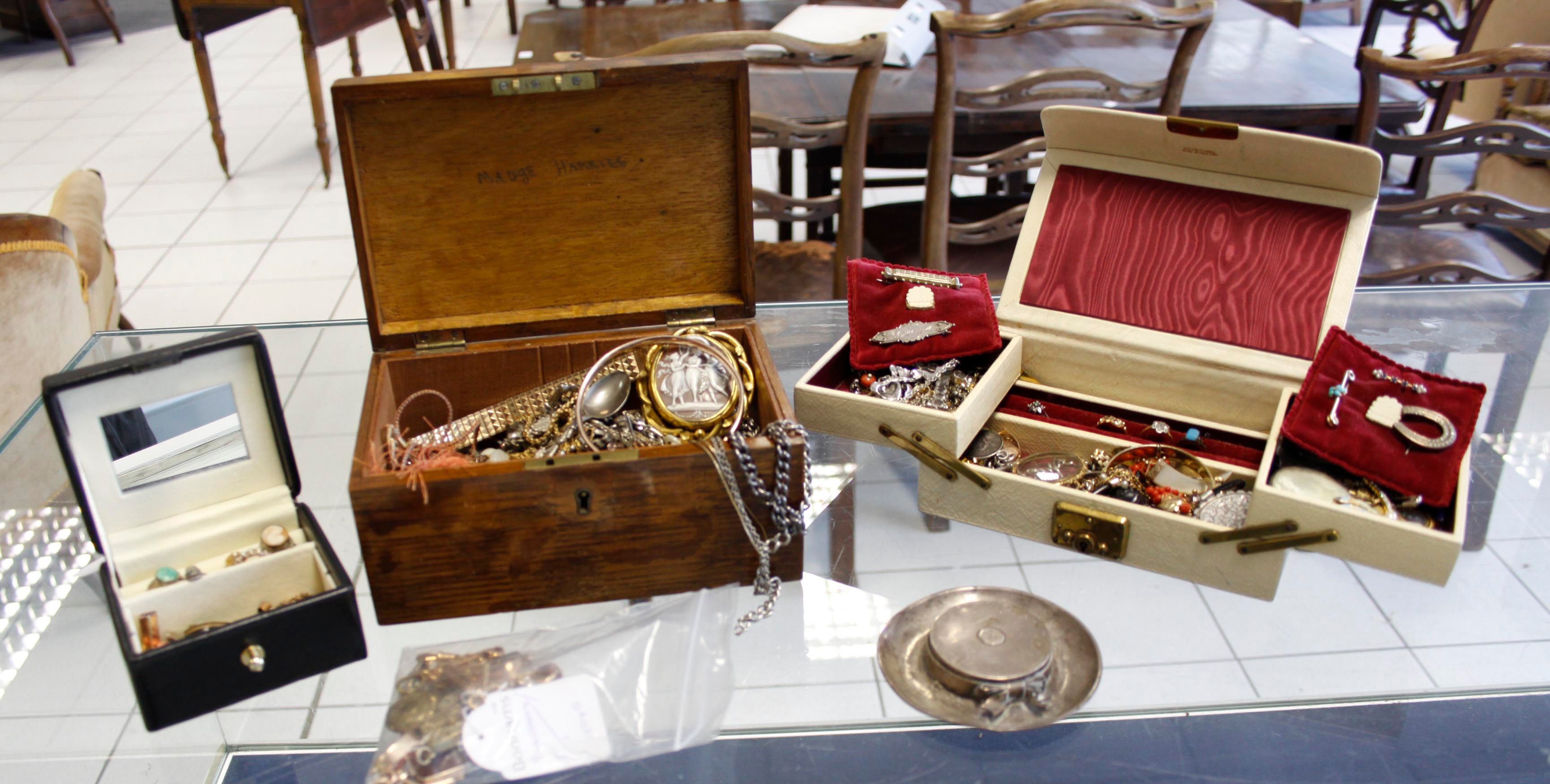 Assorted jewellery,