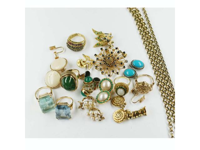 A collection of jewellery and costume jewellery items,
