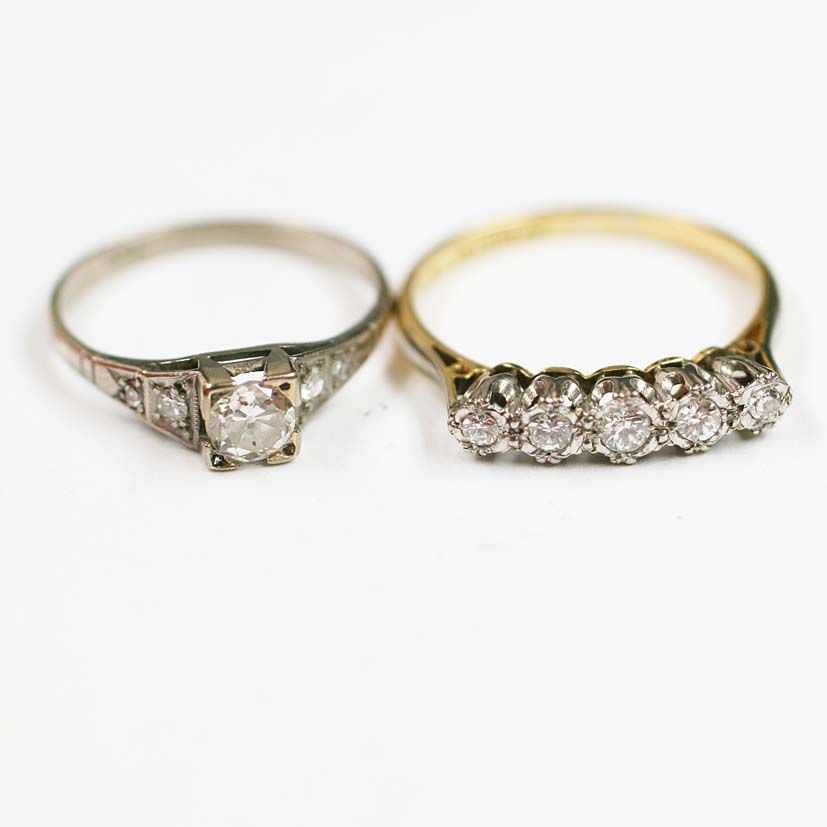A diamond single stone ring (2)