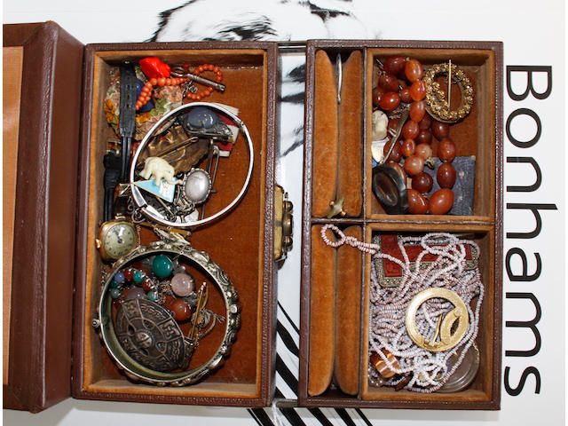 A collection of assorted jewellery and costume jewellery