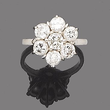 A diamond cluster ring