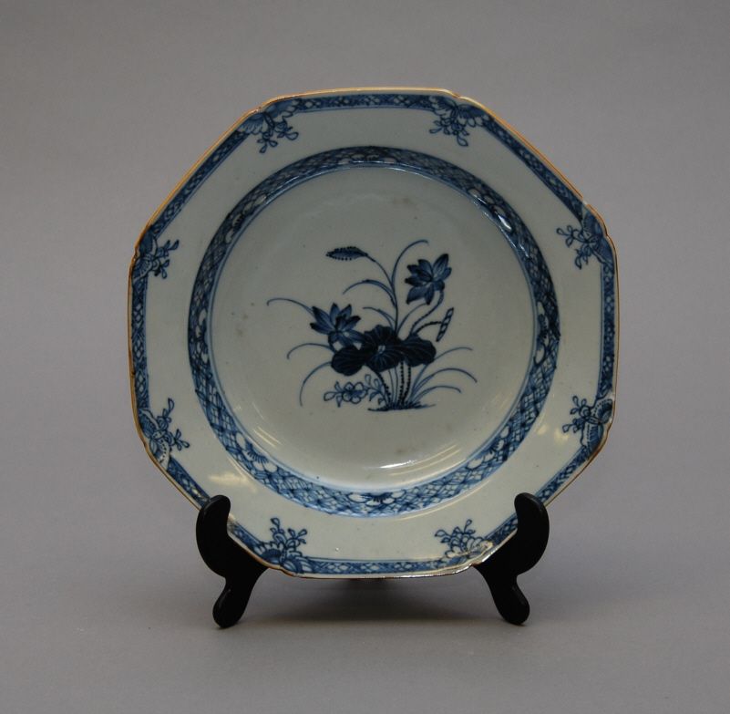 An octagonal plate
