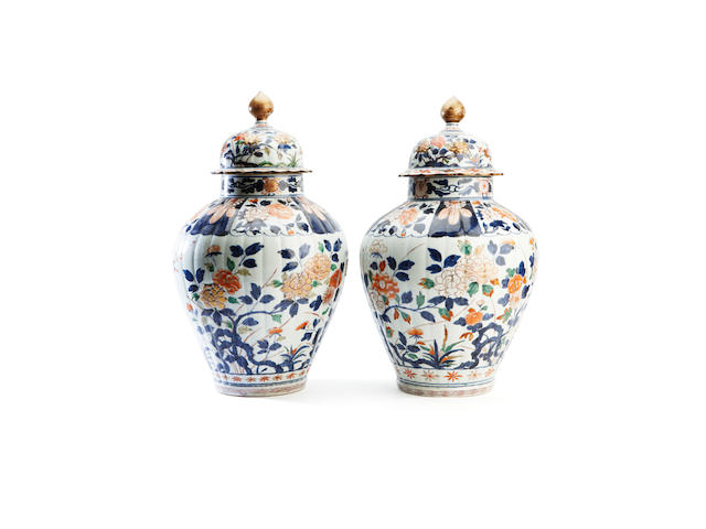 A pair of Japanese vases with covers 18th/19th century