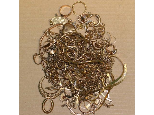 A mixed lot of gold and other yellow metal jewellery.