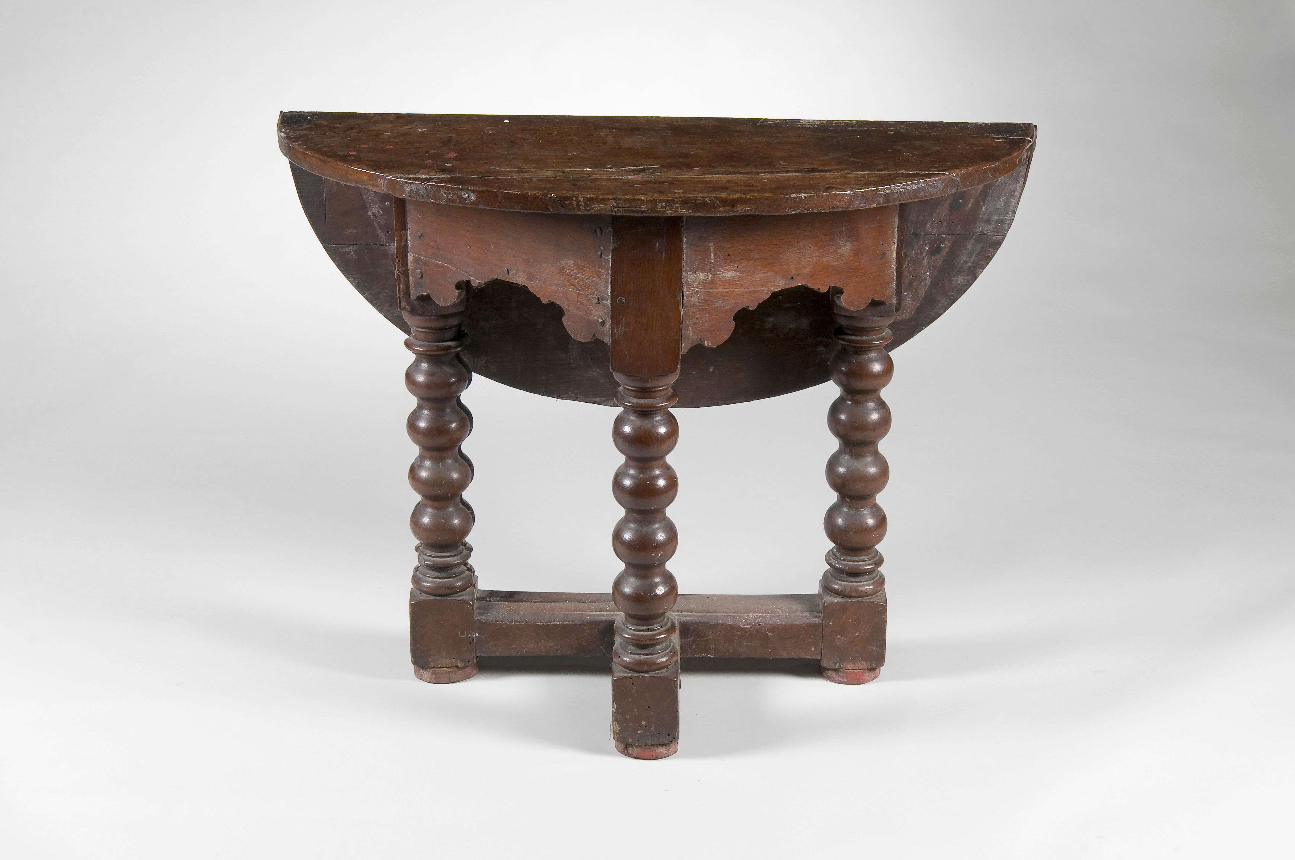 An oak credence type table