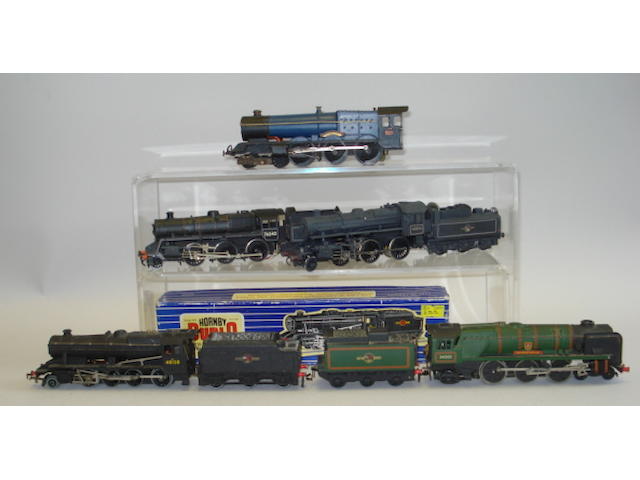 Various locomotives, coaches and rolling stock lot