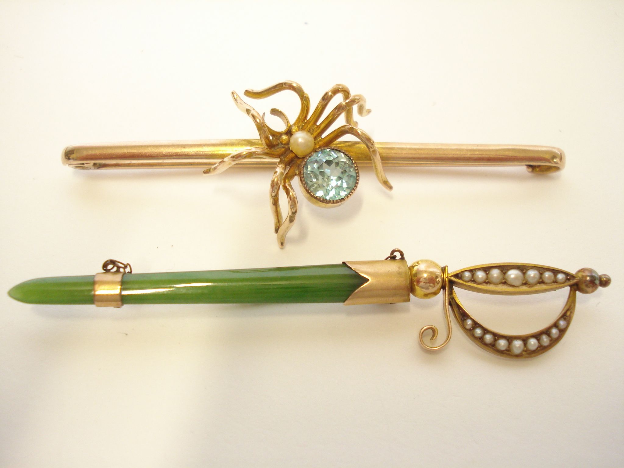 Two gem-set brooches (2)