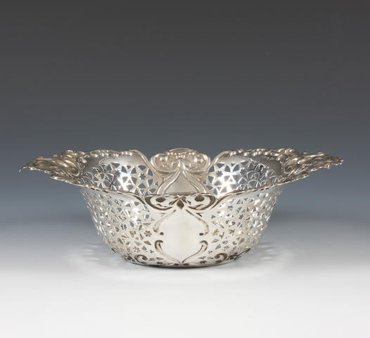 A Edwardian silver dish By Walker and Hall, Sheffield, 1901,