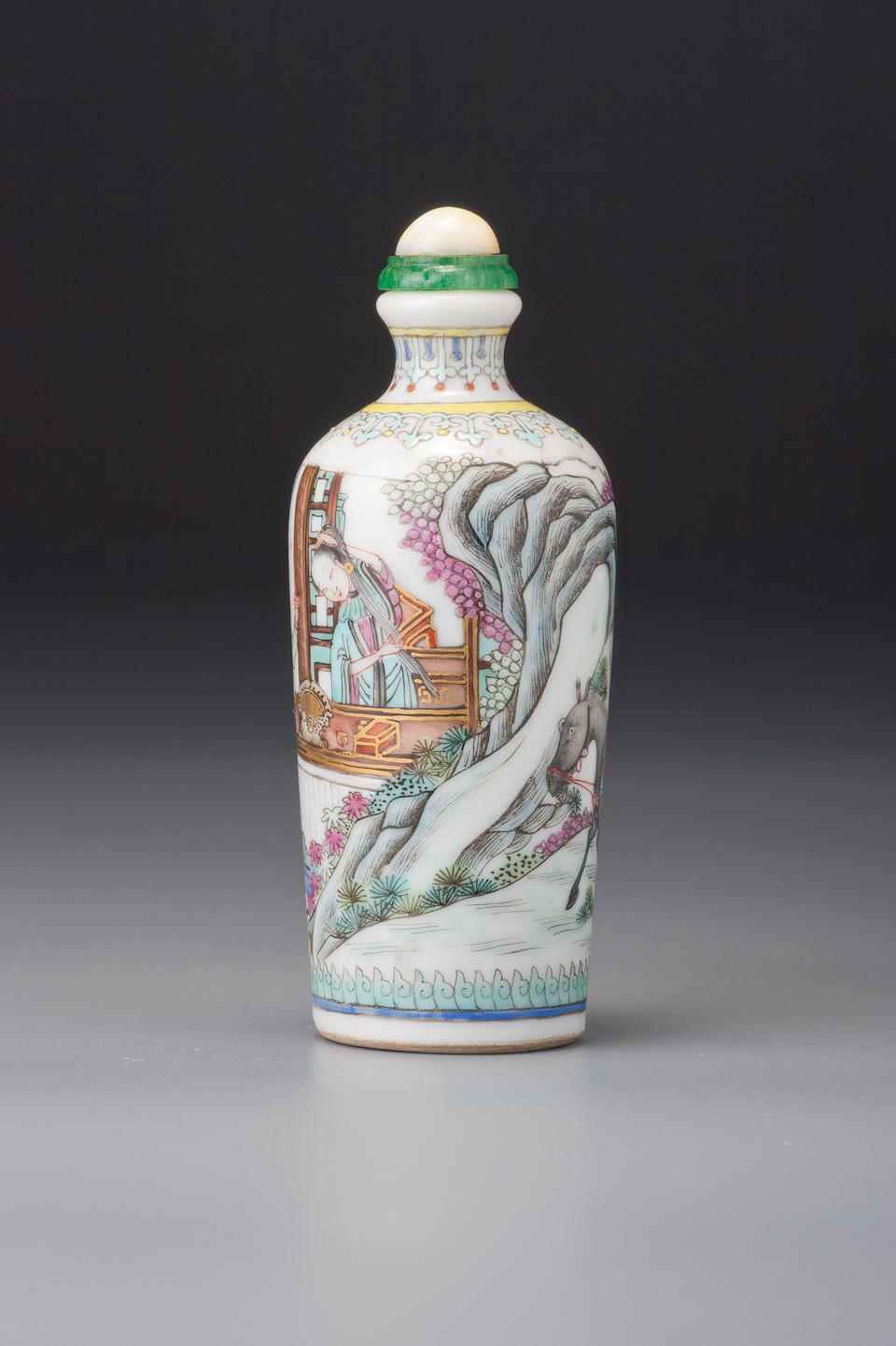 A 'famille-rose' porcelain 'figures' snuff bottle Maochun mark, Jingdezhen, 1800&#8211;1830