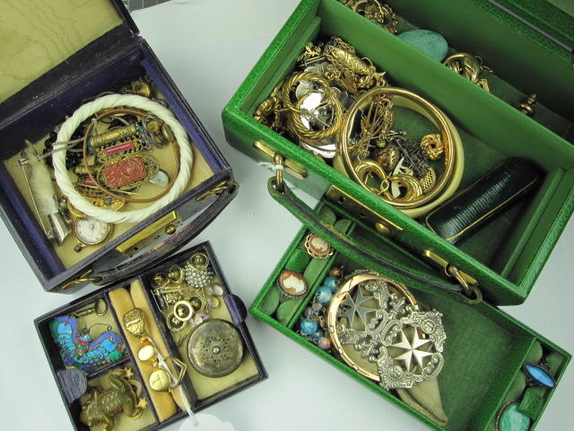 A mixed lot of jewellery,