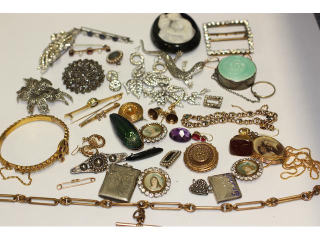 A collection of assorted jewellery and costume jewellery,