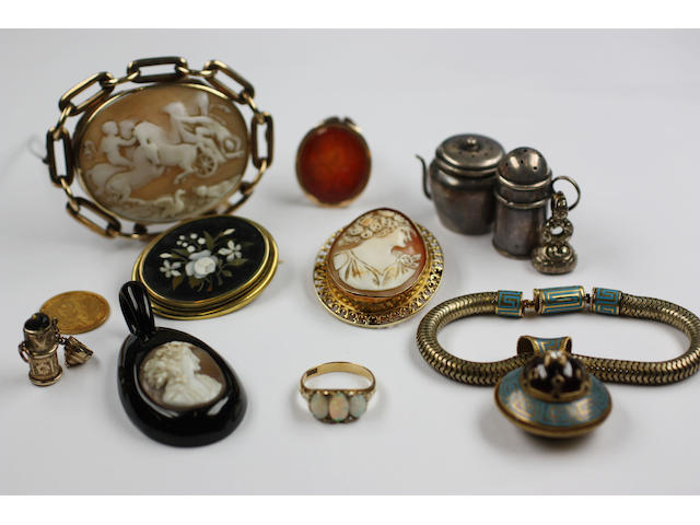 A collection of jewellery and other items,