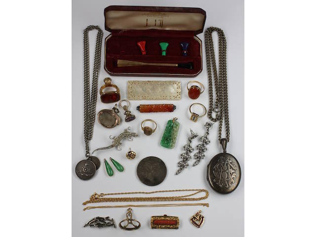 Assorted jewellery,