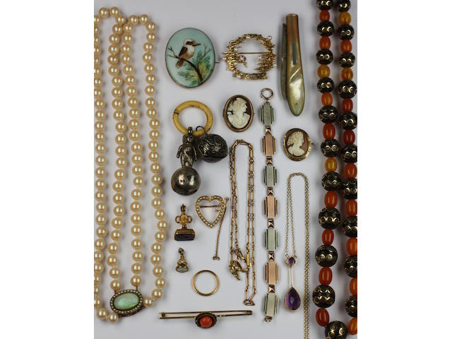 A collection of jewellery items,