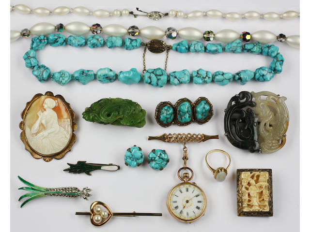 A collection of assorted jewellery and costume jewellery items