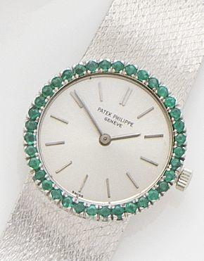 Patek Philippe. A lady's white gold and emerald set bracelet watchRef.3355, Case No.2671190, Movement No.995802