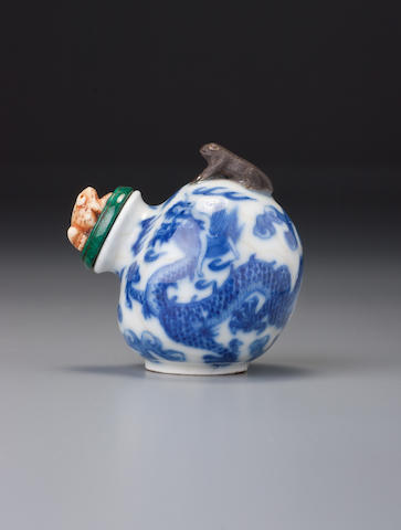 A blue and white porcelain 'dragon' snuff bottle Jingdezhen, 1820&#8211;1860