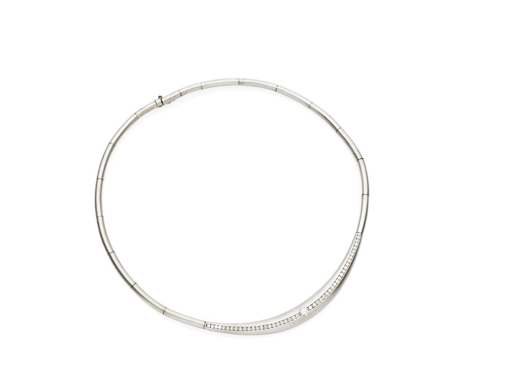 A diamond collar