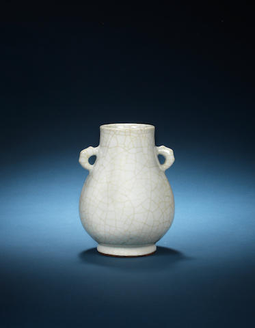 A Guan-type glazed pear-shaped vase, hu 18th century