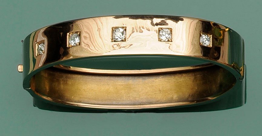 A diamond set hinged bangle