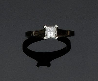 A diamond single stone ring