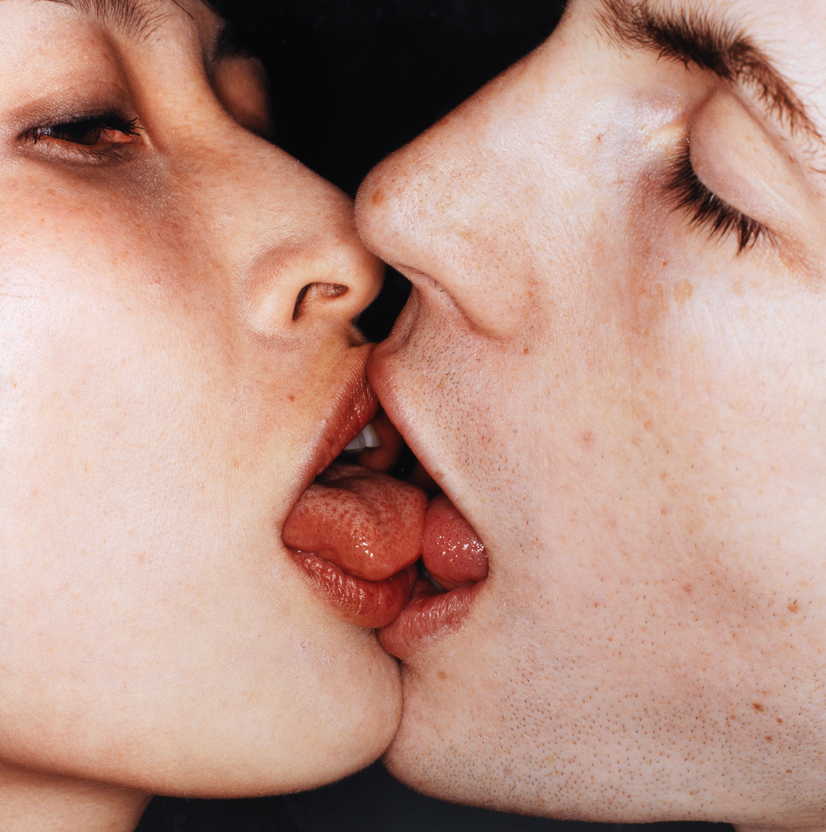 Поцелуй с языком. Поцелуй без языка. Поцелуй взасос. Французский поцелуй с языком.