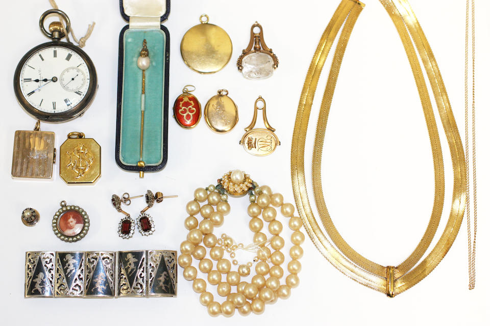 A collection of assorted jewellery