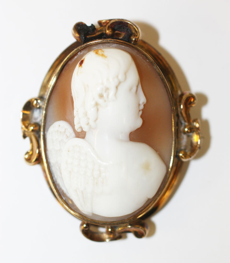 A collection of garnet set jewellery and a shell cameo brooch (5)