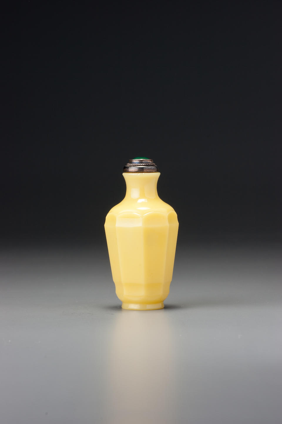 An octagonal yellow glass snuff bottle Attributable to the Imperial glassworks, Beijing, 1700-1760