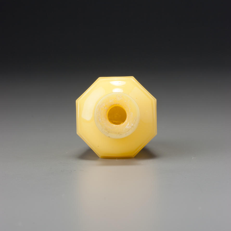 An octagonal yellow glass snuff bottle Attributable to the Imperial glassworks, Beijing, 1700-1760