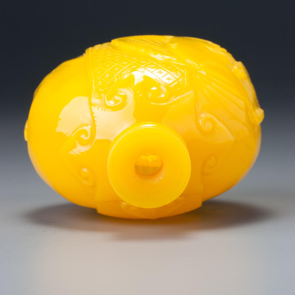 A yellow glass 'elephant' snuff bottle Attributable to the Imperial glassworks, Beijing, 1760-1830
