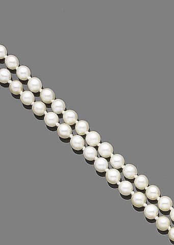 A single-strand pearl necklace with diamond clasp