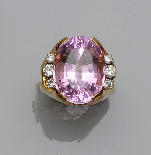 A kunzite and diamond ring