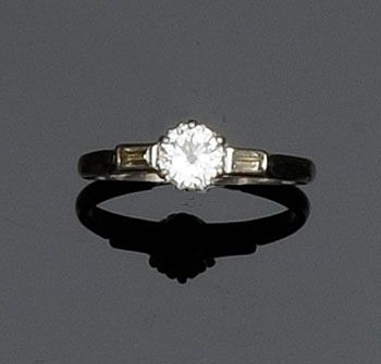 A diamond single stone ring
