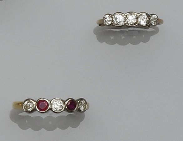 A diamond five stone ring (2)