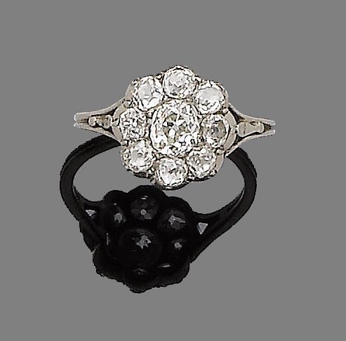 A diamond cluster ring