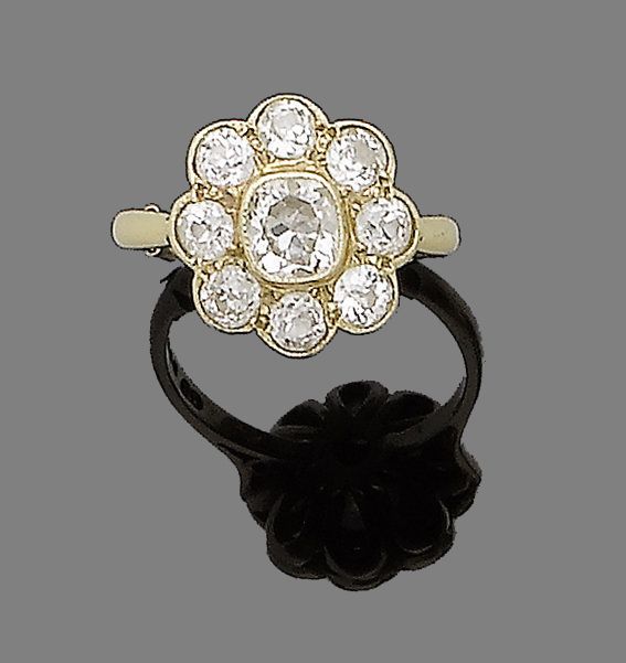 A diamond cluster ring