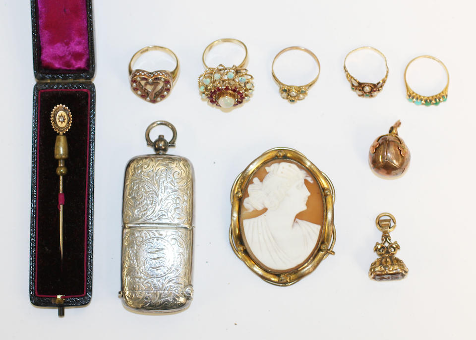 A collection of jewellery,