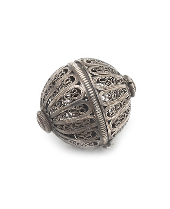 A late 17th/early 18th century silver filigree pomander apparently unmarked image 1
