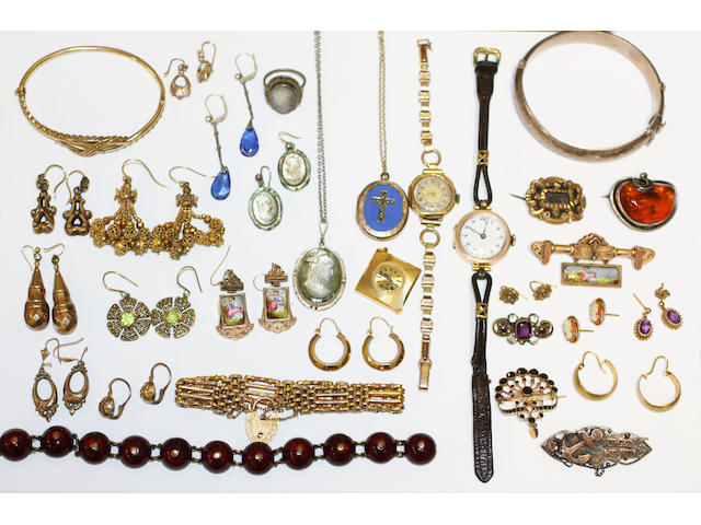 A small collection of jewellery,