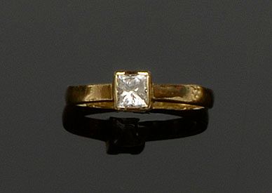 A diamond single stone ring