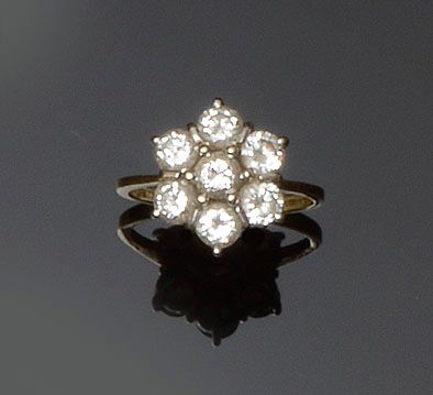 A diamond cluster ring