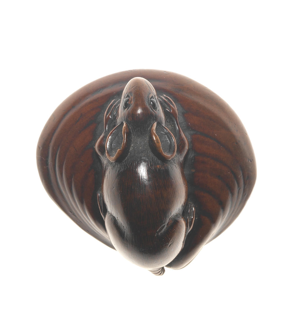 A boxwood netsuke of a rat on a Venus clam By Seiosai (or Shoosai), early 19th century