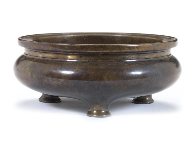 A circular bronze incense burner Xuande four-character seal mark